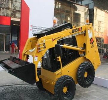 福威滑移裝載機(jī)、兩頭忙進(jìn)口Perkins珀金斯發(fā)動(dòng)機(jī)