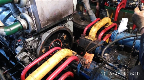 測量三菱S6R柴油發(fā)動機(jī)氣缸頭下表面的變形